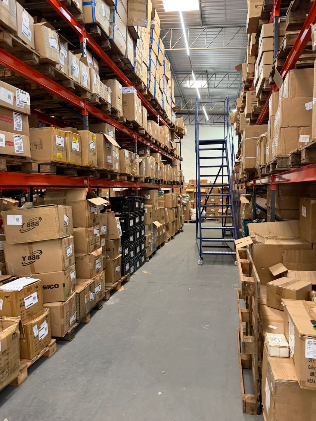 Corredor de porta-pallets do galpão da RW Full