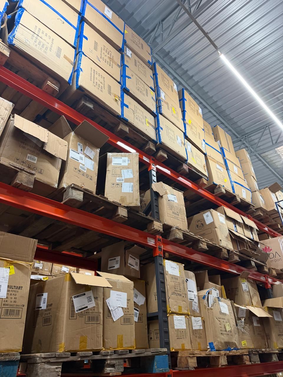 Estrutura de porta-pallets com mercadoria armazenada