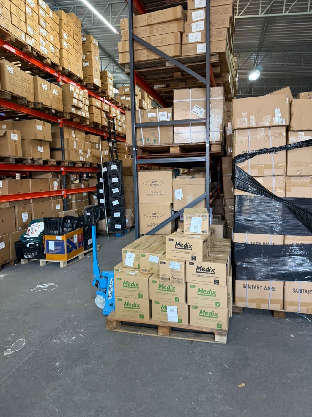 Pallet recém-recebido sendo movimentado com paleteira
